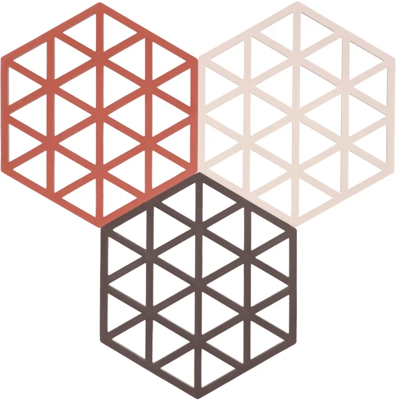 Pannenonderzetter Triangles Set – Onderzetters Pannen – Hittebestendig tot 250°C – Vaatwasserbestendig – Siliconen – 16 x 14 x 0,9 cm – 3 stuks von Zone Denmark in Burned Red/Rose/Kalamata – Produktfoto
