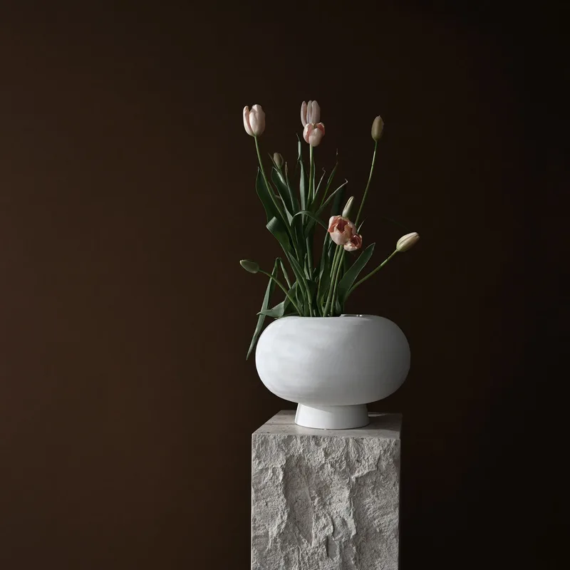 Kabin Vase, Fat - Bone White de 101 Copenhagen – photo d’ambiance