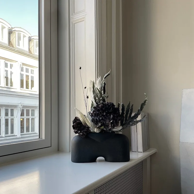 Cobra Vase Fat, Medio - Black by 101 Copenhagen – interior photo
