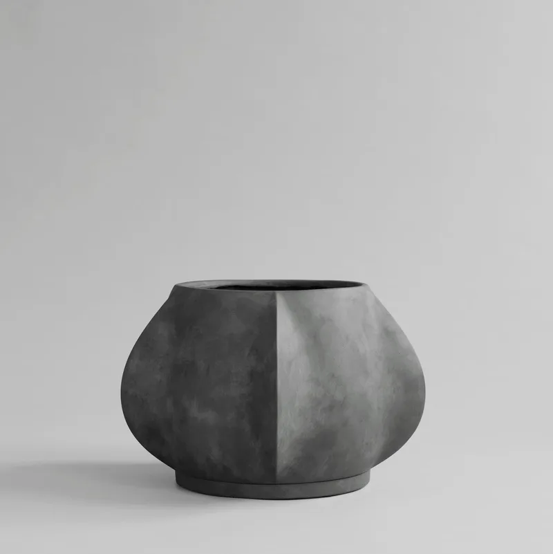 Arket Plant Pot, Medio - Dark Grey de 101 Copenhagen – photo du produit