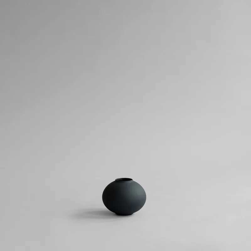 Sunao Vase Fat, Petit - Black by 101 Copenhagen – product photo