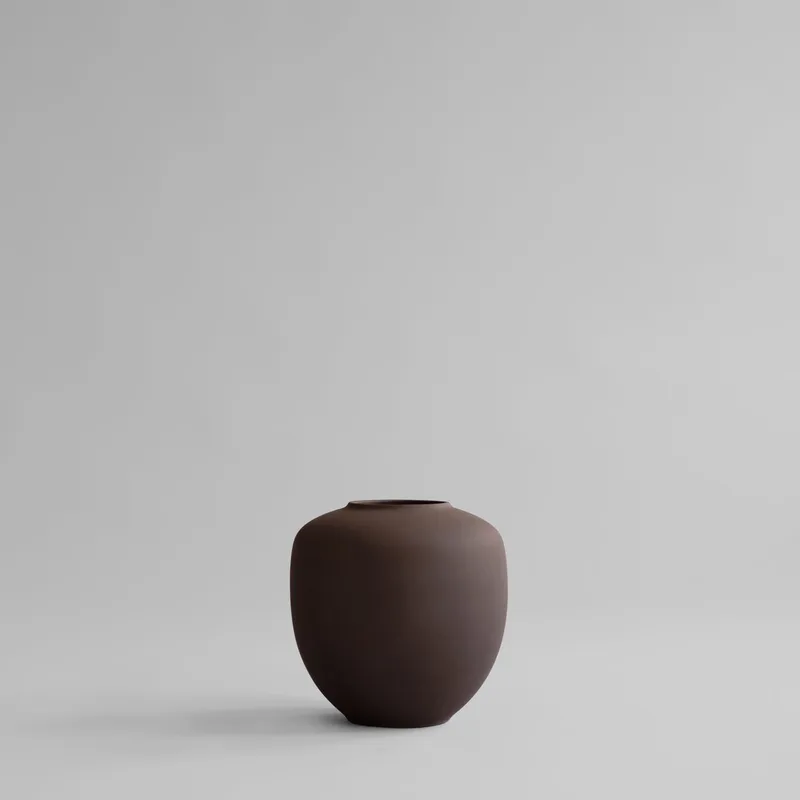Sunao Vase, Medio - Chocolate Brown by 101 Copenhagen – product photo