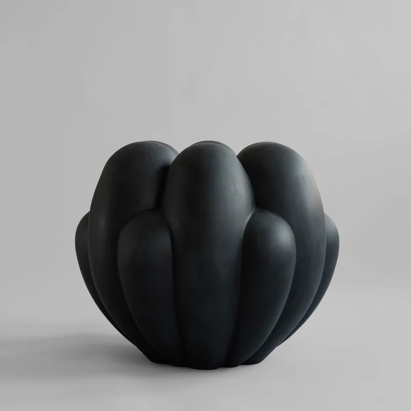 Bloom Vase, Big - Black von 101 Copenhagen – Produktfoto