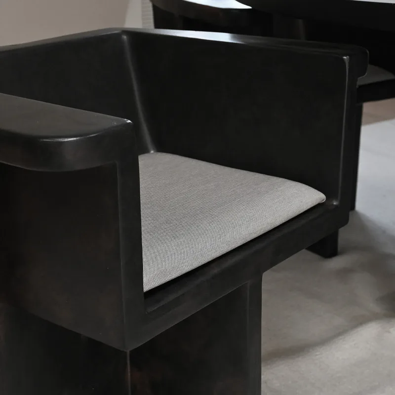 Brutus Dining Cushion - Taupe von 101 Copenhagen – Ambientefoto