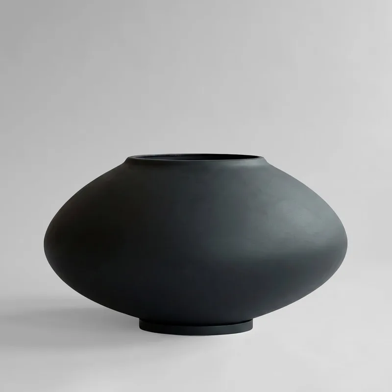 Sunao Plant Pot Ellipse, Giant - Black de 101 Copenhagen – photo du produit