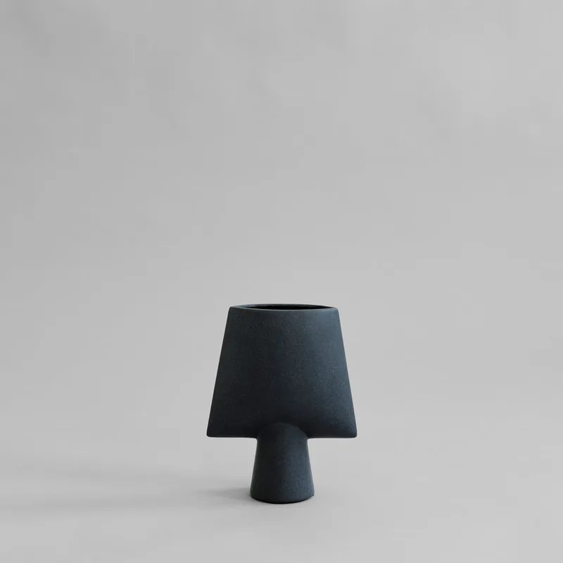 Sphere Vase Square, Mini - Black von 101 Copenhagen – Produktfoto
