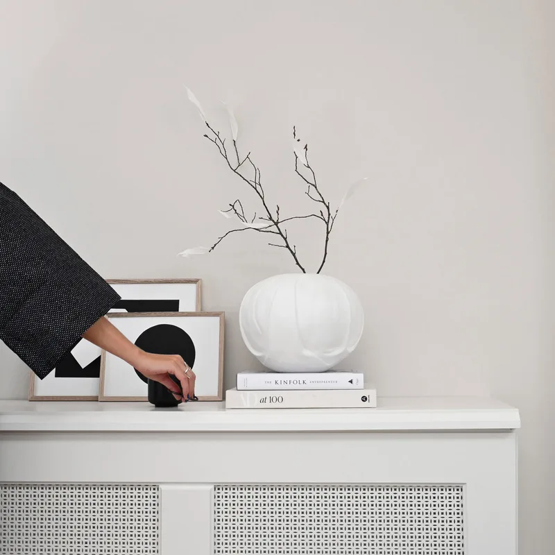 Orimono Vase, Medio - Bone White von 101 Copenhagen – Ambientefoto
