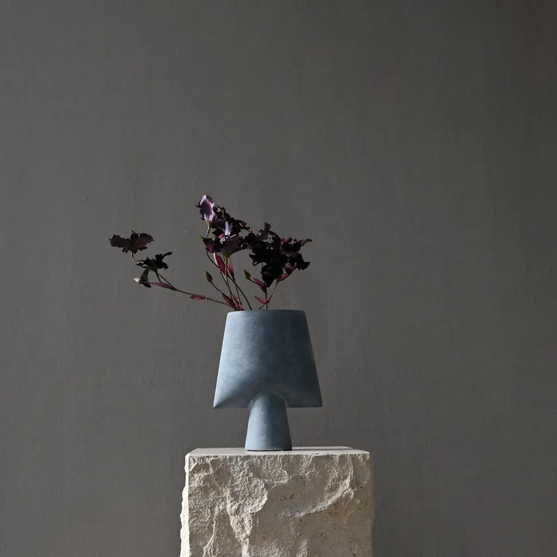 Sphere Vase Square, Mini - Light Grey de 101 Copenhagen – photo d’ambiance