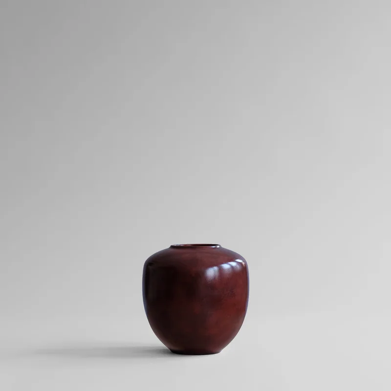 Sunao Vase, Medio - Maroon by 101 Copenhagen – product photo