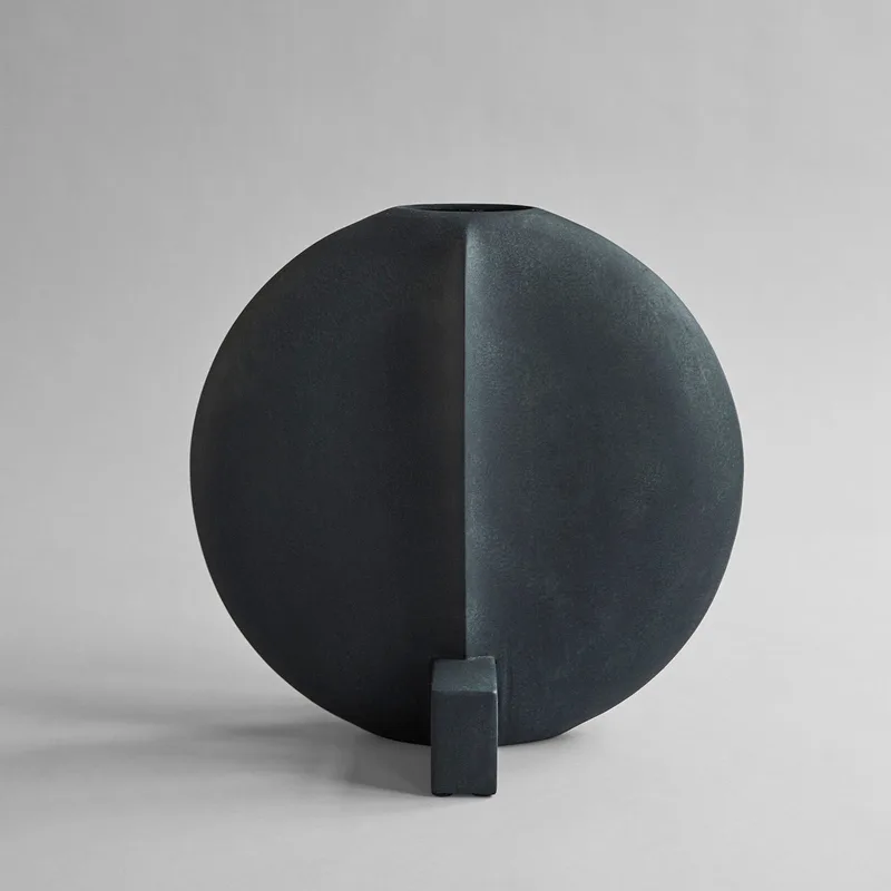 Guggenheim Vase, Big - Black von 101 Copenhagen – Produktfoto