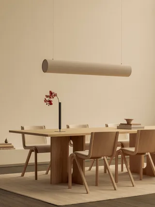 Androgyne Dining Table van Audo Copenhagen in 210 × 109, Dark Stained Oak, Rectangular – sfeerfoto 2 van 3
