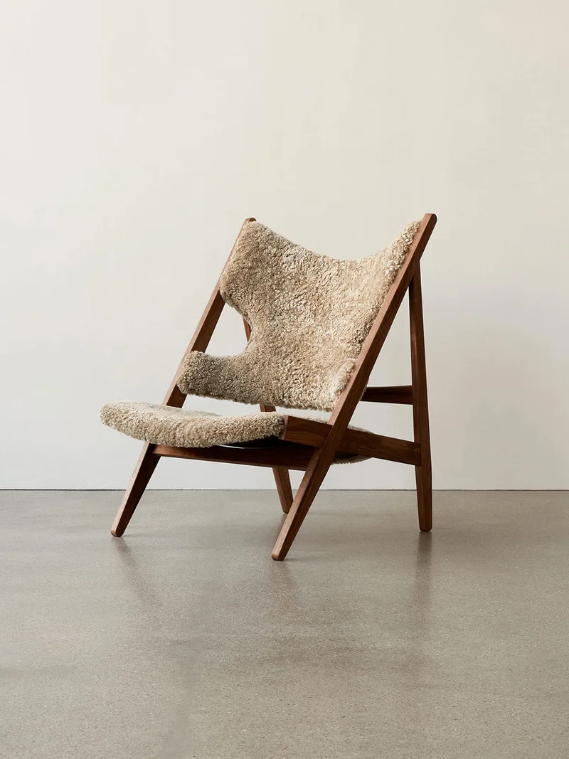 Knitting Lounge Chair de Audo Copenhagen en Sheepskin Sahara, Walnut, Sheepskin – photo d’ambiance 4 sur 37