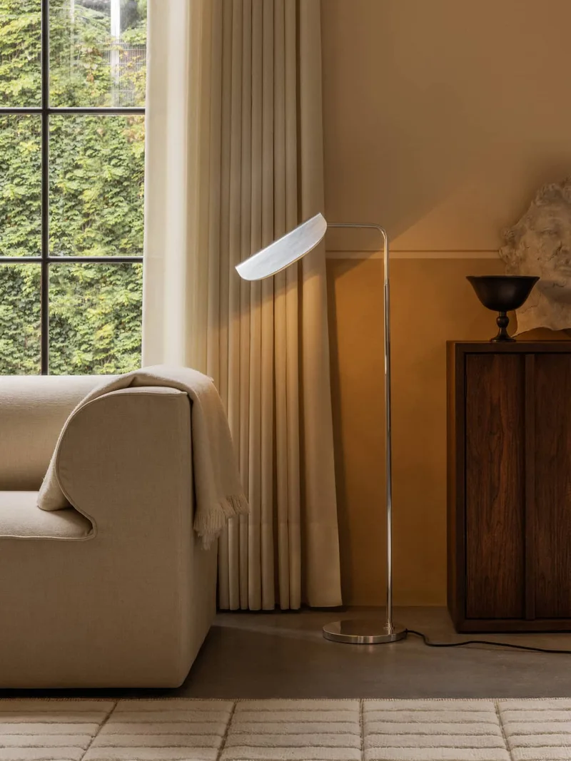 Wing Floor Lamp von Audo Copenhagen in Polished Aluminium – Ambientefoto 2 von 16
