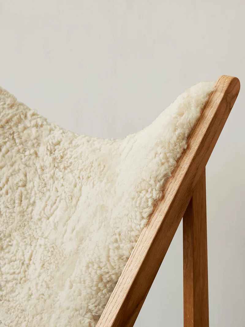Knitting Lounge Chair de Audo Copenhagen en Sheepskin Sahara, Walnut, Sheepskin – photo d’ambiance 18 sur 37