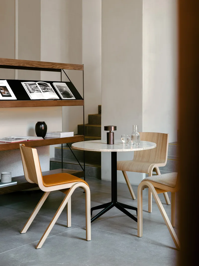 Ready Dining Chair de Audo Copenhagen en Red Stained Oak, Logan Jasmine, Seat Upholstered – photo d’ambiance 8 sur 16