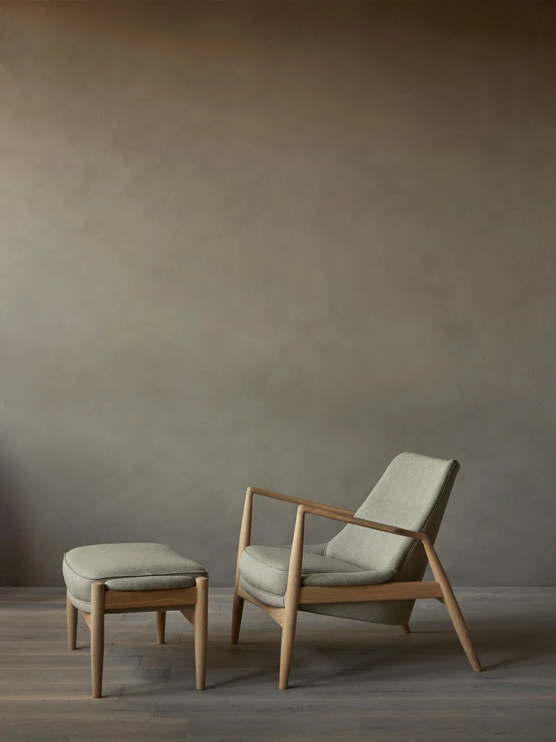 The Seal Lounge Chair van Audo Copenhagen in Walnut, Dunes Camel 21004, Low Back – sfeerfoto 4 van 7