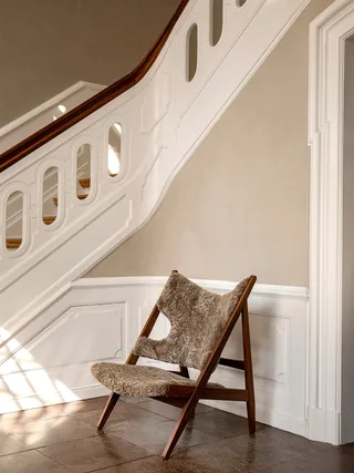 Knitting Lounge Chair de Audo Copenhagen en Sheepskin Sahara, Walnut, Sheepskin – photo d’ambiance 1 sur 37