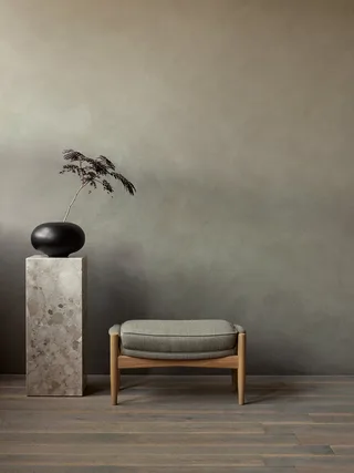 The Seal Ottoman von Audo Copenhagen in Natural Oak, Re-wool 218 – Ambientefoto 4 von 5