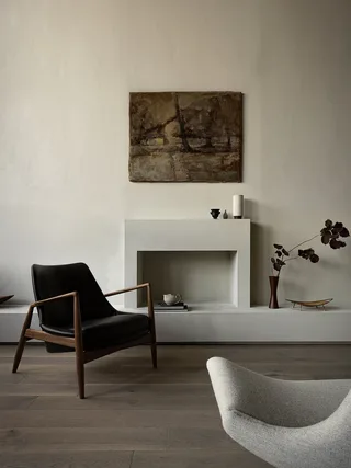 The Seal Lounge Chair van Audo Copenhagen in Walnut, Dunes Camel 21004, Low Back – sfeerfoto 3 van 7