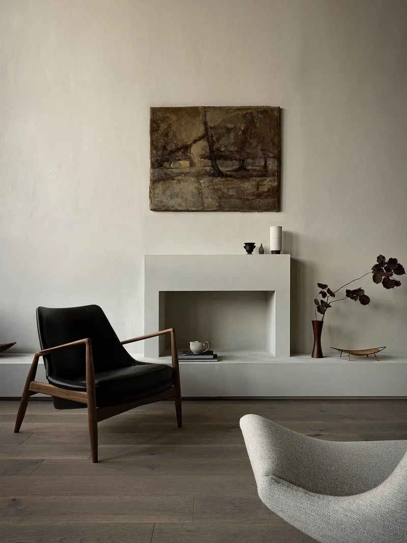The Seal Lounge Chair van Audo Copenhagen in Walnut, Dunes Camel 21004, Low Back – sfeerfoto 3 van 7