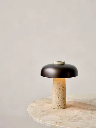 Harbour Column Counter Table von Audo Copenhagen in Round base, 70 × 60 cm, Linoleum Charcoal – Produktfoto 4 von 8