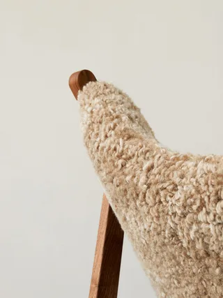 Knitting Lounge Chair de Audo Copenhagen en Sheepskin Sahara, Walnut, Sheepskin – photo d’ambiance 6 sur 37