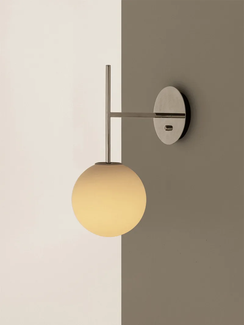 TR Bulb von Audo Copenhagen in Brushed Brass, Suspended Wall Lamp – Ambientefoto 3 von 20