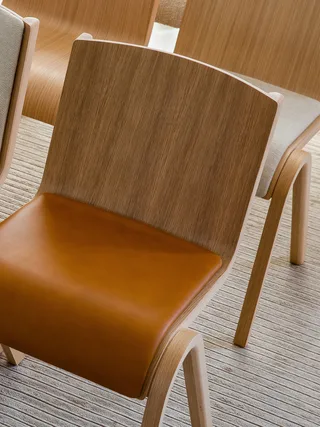 Ready Dining Chair de Audo Copenhagen en Red Stained Oak, Logan Jasmine, Seat Upholstered – photo d’ambiance 2 sur 16