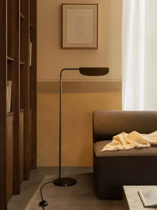 Wing Floor Lamp von Audo Copenhagen in Polished Aluminium – Ambientefoto 6 von 16