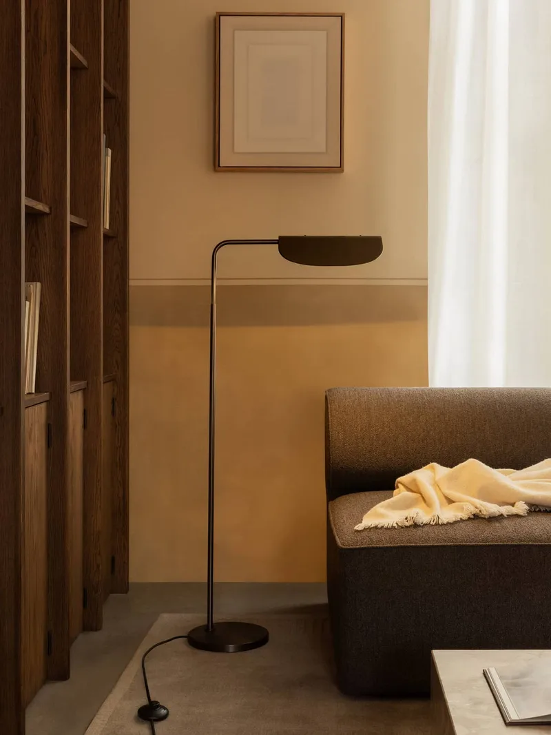 Wing Floor Lamp von Audo Copenhagen in Polished Aluminium – Ambientefoto 6 von 16
