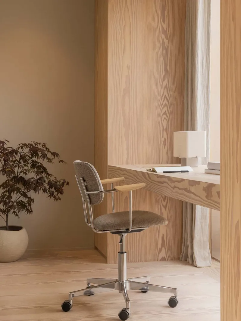 Nonna Table Lamp by Audo Copenhagen in H24, Aluminium – interior photo 5 of 9