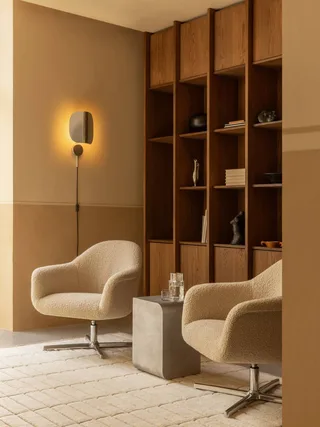 Wing Wall Lamp de Audo Copenhagen en Polished Aluminium – photo d’ambiance 1 sur 19