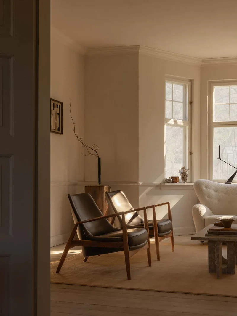 The Seal Lounge Chair van Audo Copenhagen in Walnut, Dunes Camel 21004, Low Back – sfeerfoto 1 van 7