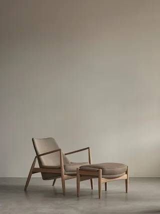 The Seal Ottoman von Audo Copenhagen in Natural Oak, Re-wool 218 – Ambientefoto 3 von 5
