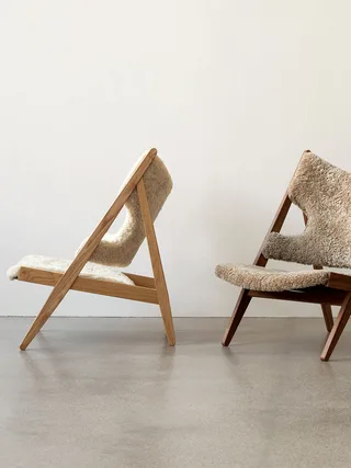 Knitting Lounge Chair de Audo Copenhagen en Sheepskin Sahara, Walnut, Sheepskin – photo d’ambiance 15 sur 37