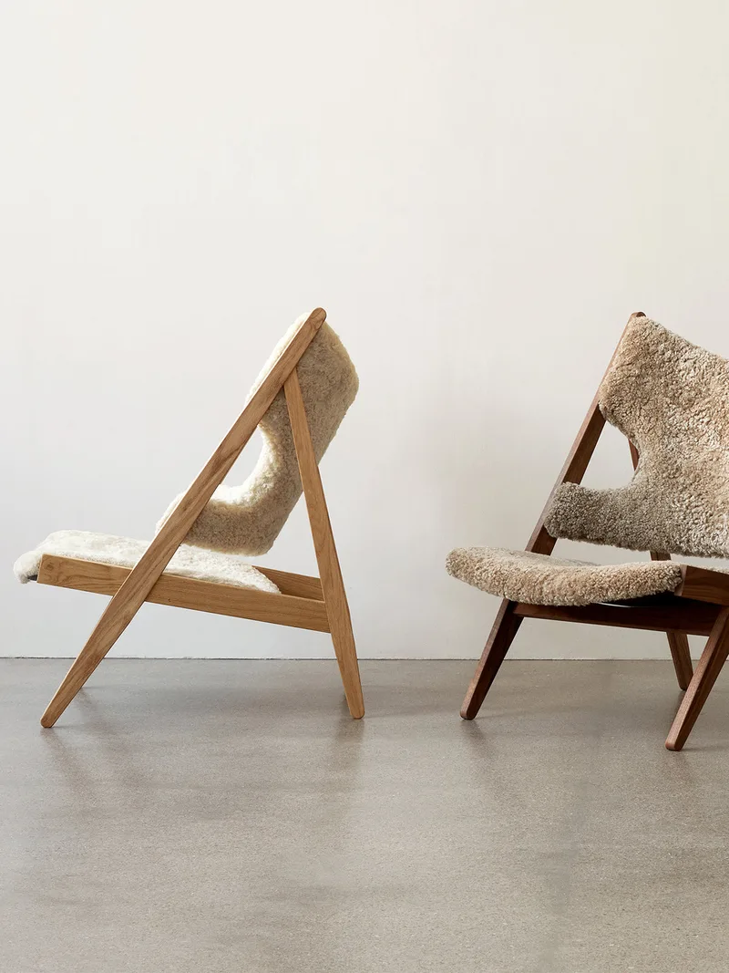 Knitting Lounge Chair de Audo Copenhagen en Sheepskin Sahara, Walnut, Sheepskin – photo d’ambiance 15 sur 37
