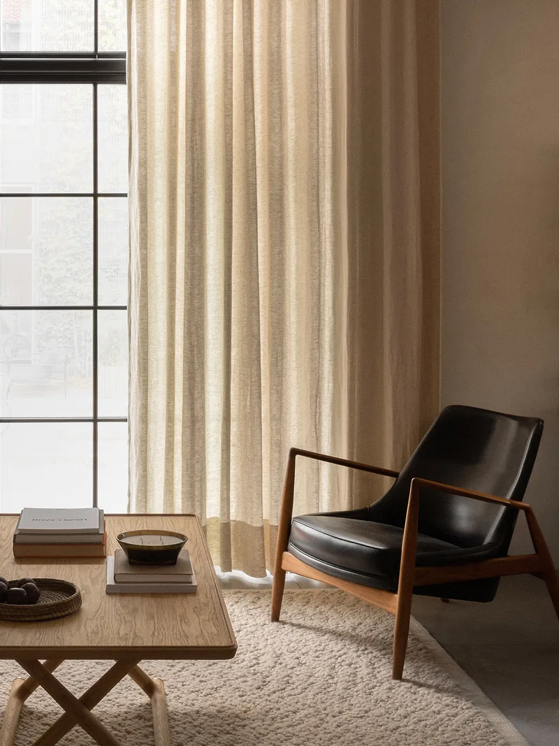 The Seal Lounge Chair van Audo Copenhagen in Walnut, Dunes Camel 21004, Low Back – sfeerfoto 2 van 7
