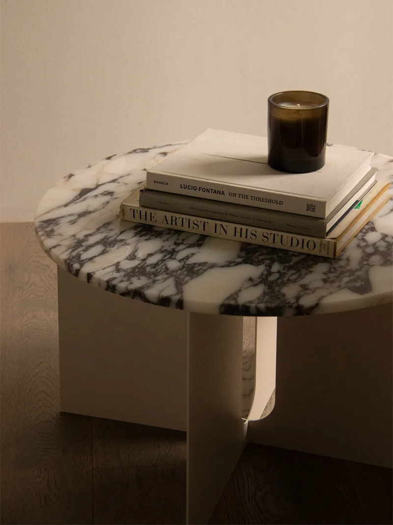 Androgyne Side Table de Audo Copenhagen en Crystal Rose Marble, Table Top Ø65 – photo d’ambiance 1 sur 5