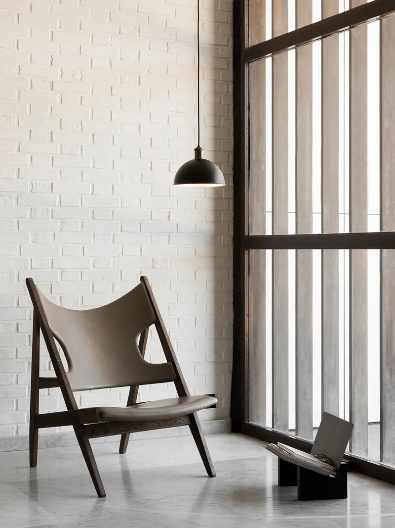 Knitting Lounge Chair de Audo Copenhagen en Natural Oak, Dunes Cognac 21000, Leather – photo d’ambiance 12 sur 17
