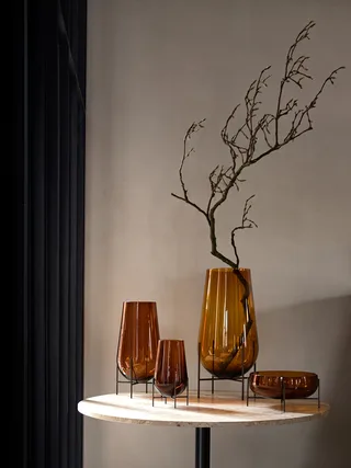 Échasse Vase, Amber van Audo Copenhagen in Small, Bronzed Brass, Amber – sfeerfoto 1 van 4