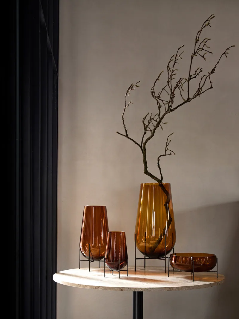 Échasse Vase, Amber van Audo Copenhagen in Small, Bronzed Brass, Amber – sfeerfoto 1 van 4