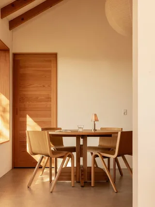 Puffin Dining Table de Audo Copenhagen en Ø120, Solid Oak, Round – photo d’ambiance 2 sur 6