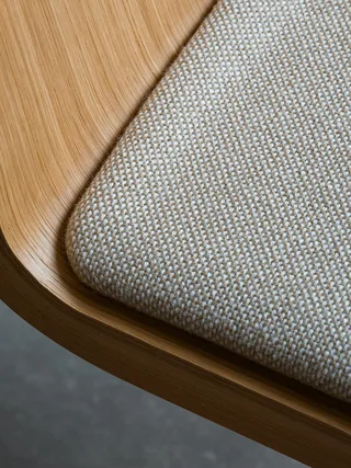 Ready Dining Chair de Audo Copenhagen en Red Stained Oak, Logan Jasmine, Seat Upholstered – photo d’ambiance 4 sur 16