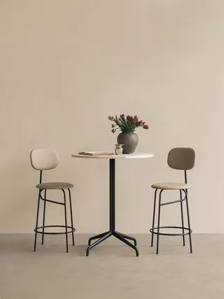 Afteroom Counter Chair Plus von Audo Copenhagen in Sierra 1611, Fully Upholstered – Ambientefoto 1 von 2