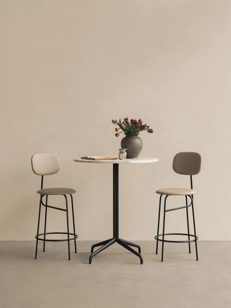 Afteroom Counter Chair Plus von Audo Copenhagen in Sierra 1611, Fully Upholstered – Ambientefoto 1 von 2