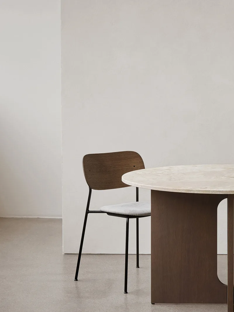 Co Dining Chair von Audo Copenhagen in Natural Oak, Audo Bouclé 02, Upholstered seat, Black Frame – Ambientefoto 2 von 6
