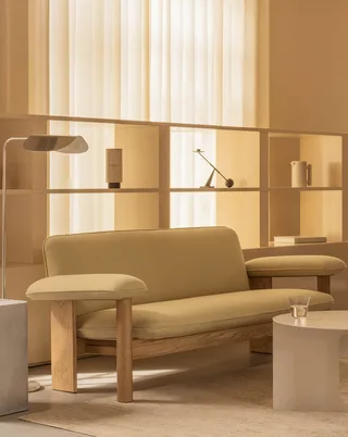 Brasilia Sofa van Audo Copenhagen in Walnut, Sheepskin Root, Sheepskin – sfeerfoto 2 van 20