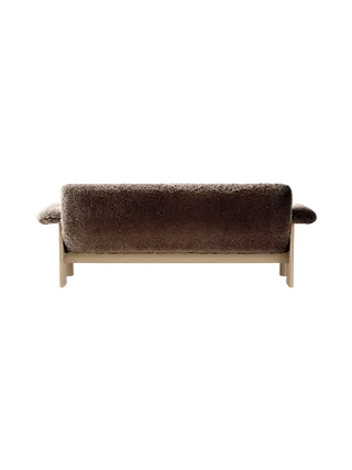 Brasilia Sofa van Audo Copenhagen in Walnut, Sheepskin Root, Sheepskin – productfoto 10 van 20