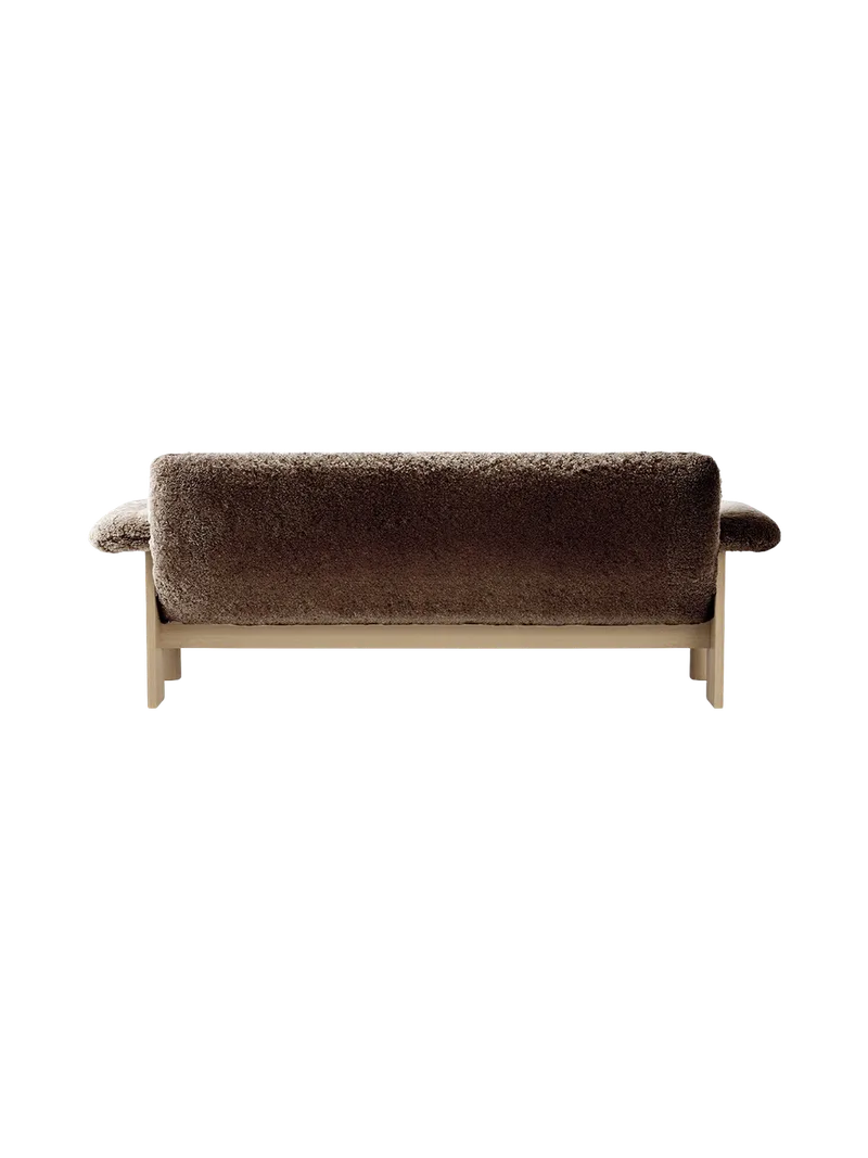 Brasilia Sofa van Audo Copenhagen in Walnut, Sheepskin Root, Sheepskin – productfoto 10 van 20
