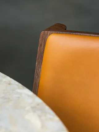 Ready Dining Chair de Audo Copenhagen en Red Stained Oak, Sierra 1001, Front Upholstered – photo d’ambiance 6 sur 19